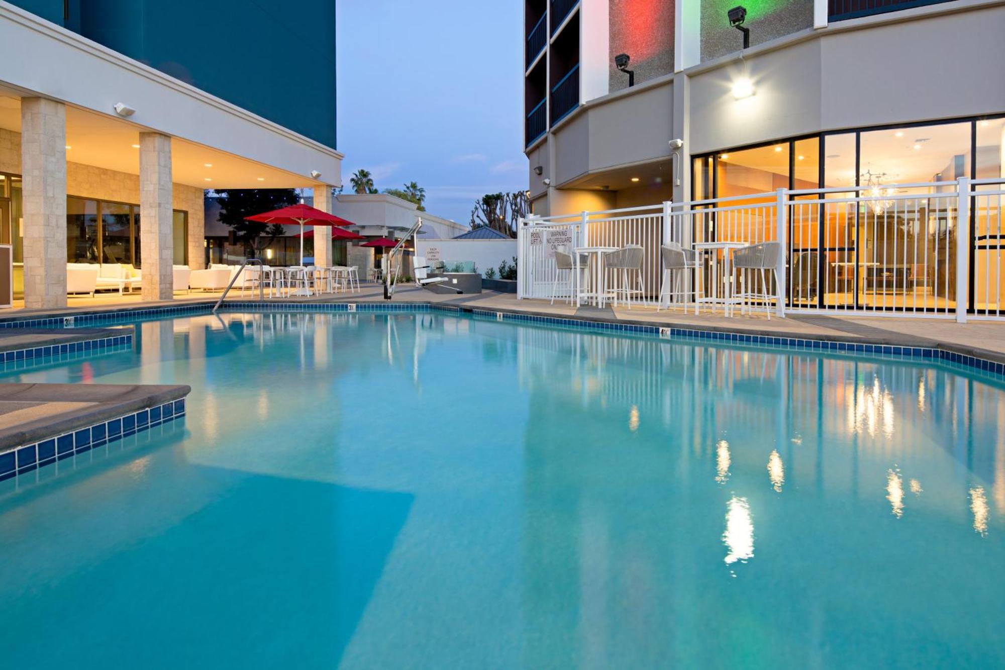 Holiday Inn Long Beach - Airport By Ihg Екстер'єр фото